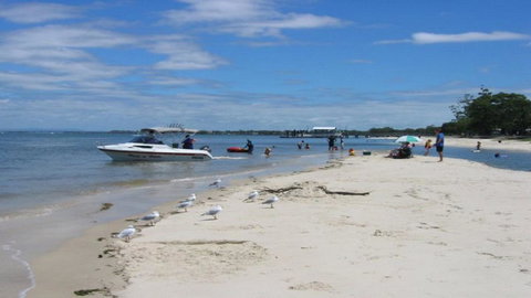 Charm And Comfort In This Ground Floor Unit With Water Views! Welsby Pde, Bongaree - Accommodation Main Beach 4