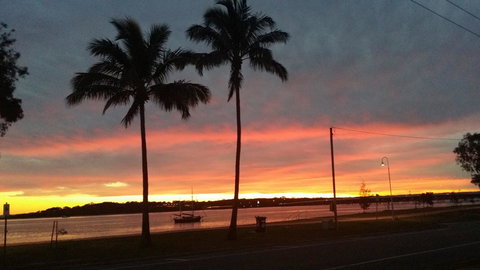 Charm And Comfort In This Ground Floor Unit With Water Views! Welsby Pde, Bongaree - Accommodation Main Beach 2