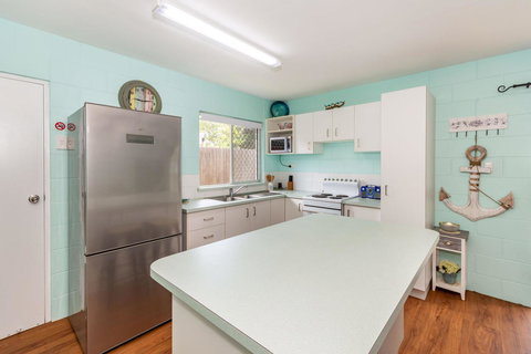 Charm And Comfort In This Ground Floor Unit With Water Views! Welsby Pde, Bongaree - Accommodation Main Beach 10