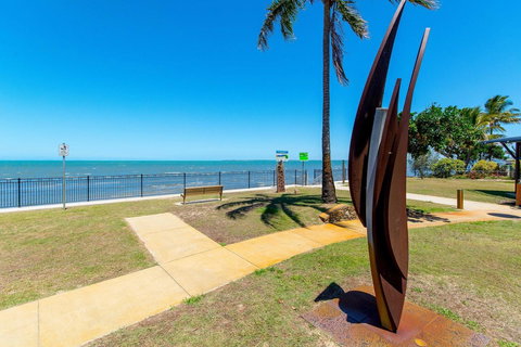 Charm And Comfort In This Ground Floor Unit With Water Views! Welsby Pde, Bongaree - Accommodation Main Beach 5