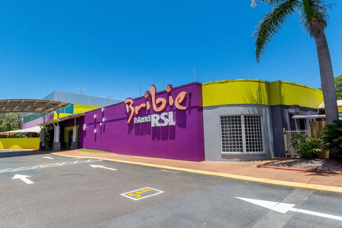 Charm And Comfort In This Ground Floor Unit With Water Views! Welsby Pde, Bongaree - Accommodation Main Beach 3