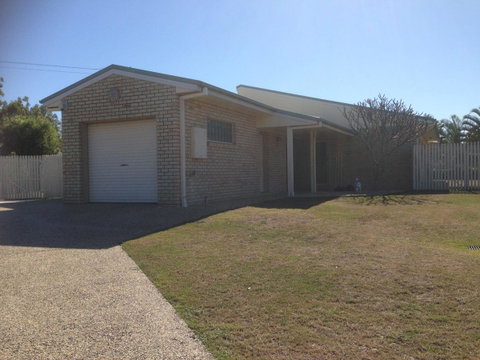 Private Canal Duplex With Pontoon - Oleander Drive, Bongaree - Accommodation Main Beach 7