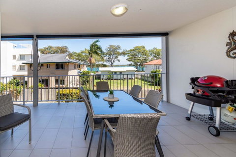 First Floor, Air Conditioned, Free Wi-Fi! - Accommodation Main Beach 7
