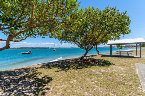 First Floor, Air Conditioned, Free Wi-Fi! - Accommodation Main Beach 12