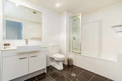 First Floor, Air Conditioned, Free Wi-Fi! - Accommodation Main Beach 17