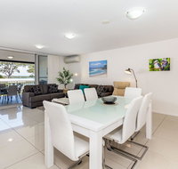 First Floor Air Conditioned Free Wi-Fi - Accommodation Main Beach