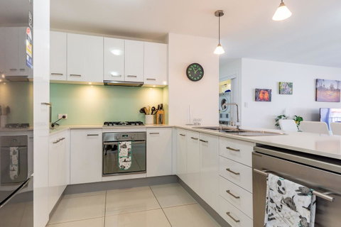 First Floor, Air Conditioned, Free Wi-Fi! - Accommodation Main Beach 11