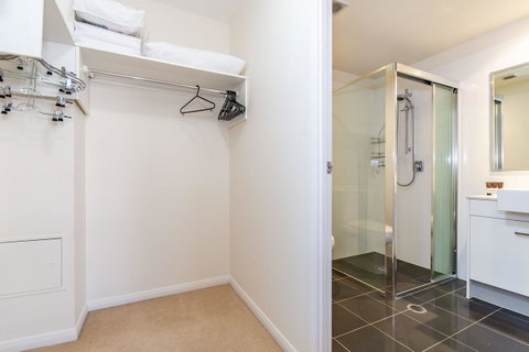 First Floor, Air Conditioned, Free Wi-Fi! - Accommodation Main Beach 5