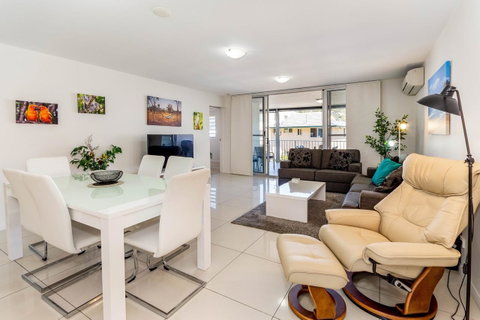 First Floor, Air Conditioned, Free Wi-Fi! - Accommodation Main Beach 10