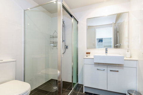 First Floor, Air Conditioned, Free Wi-Fi! - Accommodation Main Beach 6