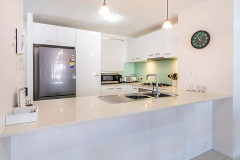 First Floor, Air Conditioned, Free Wi-Fi! - Accommodation Main Beach 1
