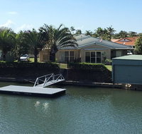 Ground floor family unit on the canal with free WIFI - Accommodation Main Beach