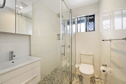 Fishing And Swimming At Your Doorstep - Sylvan Beach Esp, Bellara - Accommodation Main Beach 13