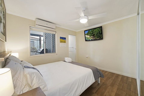 Fishing And Swimming At Your Doorstep - Sylvan Beach Esp, Bellara - Accommodation Main Beach 3