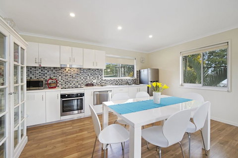 Fishing And Swimming At Your Doorstep - Sylvan Beach Esp, Bellara - Accommodation Main Beach 15