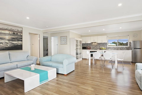Fishing And Swimming At Your Doorstep - Sylvan Beach Esp, Bellara - Accommodation Main Beach 6