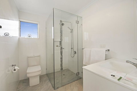 Fishing And Swimming At Your Doorstep - Sylvan Beach Esp, Bellara - Accommodation Main Beach 9