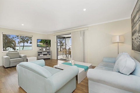 Fishing And Swimming At Your Doorstep - Sylvan Beach Esp, Bellara - Accommodation Main Beach 17