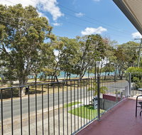 First floor unit close to shops park and waterfront - Accommodation Main Beach
