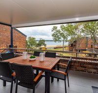 Spacious Family unit with Incredible views. - Accommodation Main Beach