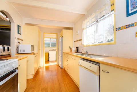 Pet Friendly Cottage In The Heart Of Bribie - Wirraway St, Bongaree - Accommodation Main Beach 7
