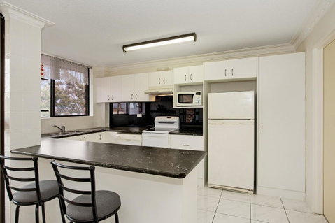 Huge Top Floor Unit Across The Road....Waterfront!! - Accommodation Main Beach 7