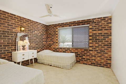 Huge Top Floor Unit Across The Road....Waterfront!! - Accommodation Main Beach 10