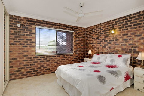 Huge Top Floor Unit Across The Road....Waterfront!! - Accommodation Main Beach 13