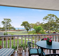 Huge top floor unit across the road....Waterfront - Accommodation Main Beach