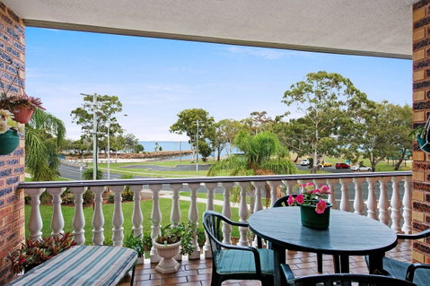 Huge Top Floor Unit Across The Road....Waterfront!! - Accommodation Main Beach 0