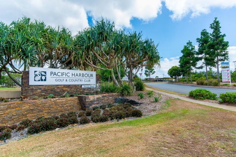 Huge Top Floor Unit Across The Road....Waterfront!! - Accommodation Main Beach 17