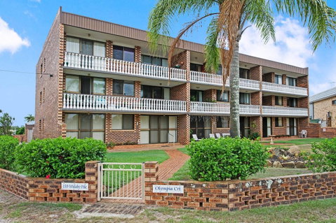 Huge Top Floor Unit Across The Road....Waterfront!! - Accommodation Main Beach 19