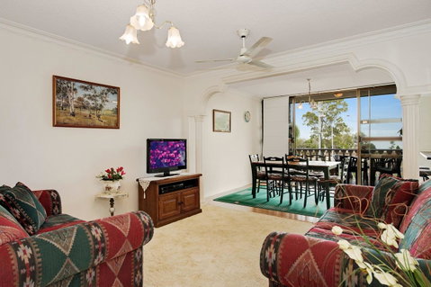 Huge Top Floor Unit Across The Road....Waterfront!! - Accommodation Main Beach 3