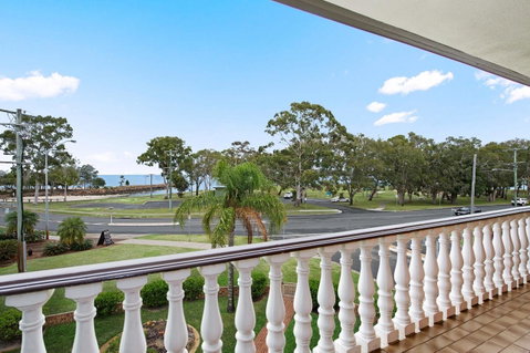 Huge Top Floor Unit Across The Road....Waterfront!! - Accommodation Main Beach 14