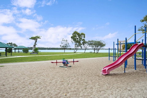 Huge Top Floor Unit Across The Road....Waterfront!! - Accommodation Main Beach 8
