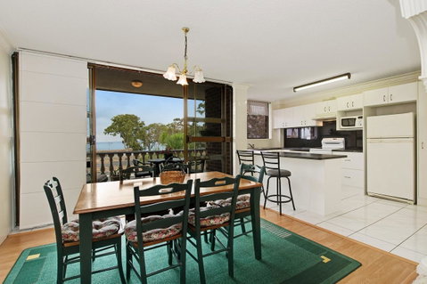 Huge Top Floor Unit Across The Road....Waterfront!! - Accommodation Main Beach 4