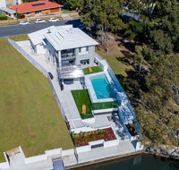Stunning Canal Home Oh So Close To The Waterfront - Accommodation Main Beach