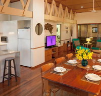 Claytons on Cylinder Beach Front - Accommodation Main Beach