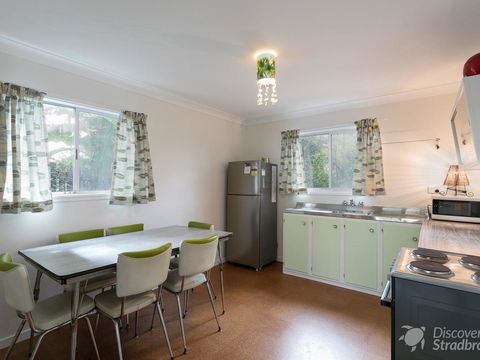 Curlew Shack - Accommodation Main Beach 2