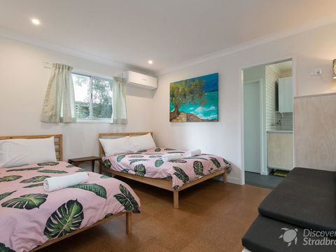 Curlew Shack - Accommodation Main Beach 1