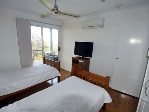 Blue Water Views 1 - Accommodation Main Beach 13