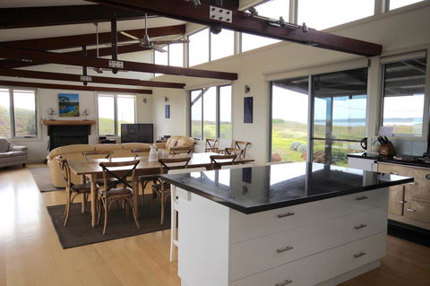 Turnstone Beach House - Accommodation Main Beach 17