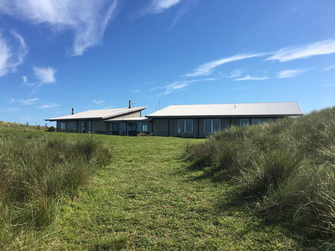 Turnstone Beach House - Accommodation Main Beach 0