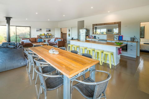 Sawyers Bay Shacks - Accommodation Main Beach 2