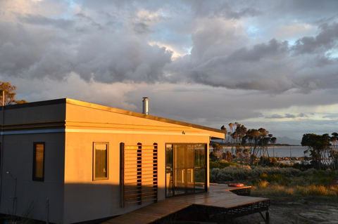 Sawyers Bay Shacks - Accommodation Main Beach 11