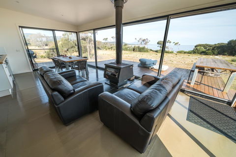 Sawyers Bay Shacks - Accommodation Main Beach 4