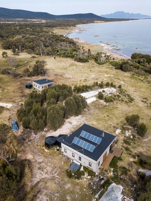 Sawyers Bay Shacks - Accommodation Main Beach 7