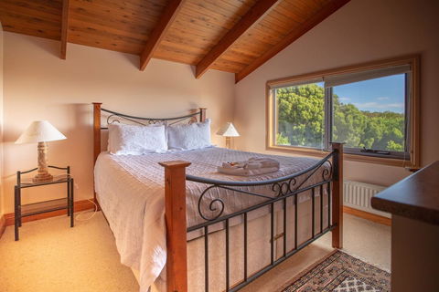 Mountain Seas Lodge - Accommodation Main Beach 11
