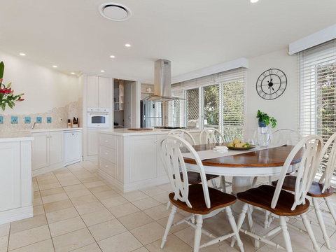 'Baylife Villa' 4a Warruga St - Large Home With WIFI, Netflix, Aircon, Linen & Spectacular Views - Accommodation Main Beach 3