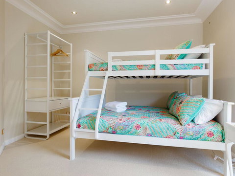 'Baylife Villa' 4a Warruga St - Large Home With WIFI, Netflix, Aircon, Linen & Spectacular Views - Accommodation Main Beach 1